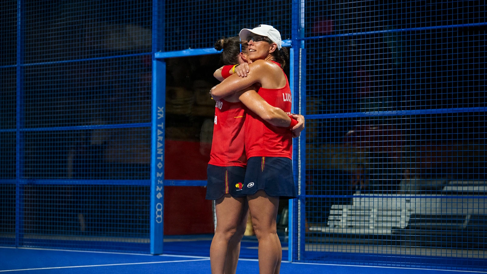 Lucía Sainz y Patty Llaguno celebran una victoria del pádel español en los Juegos Mediterráneos de Taranto 2026.