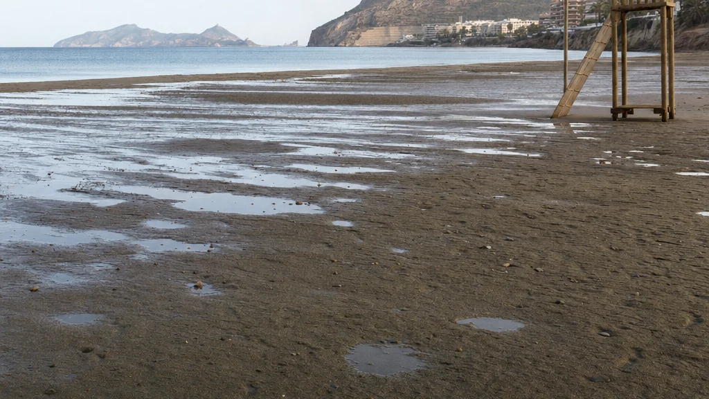 Playa de Cartagena con bandera roja tras una retirada inusual del mar