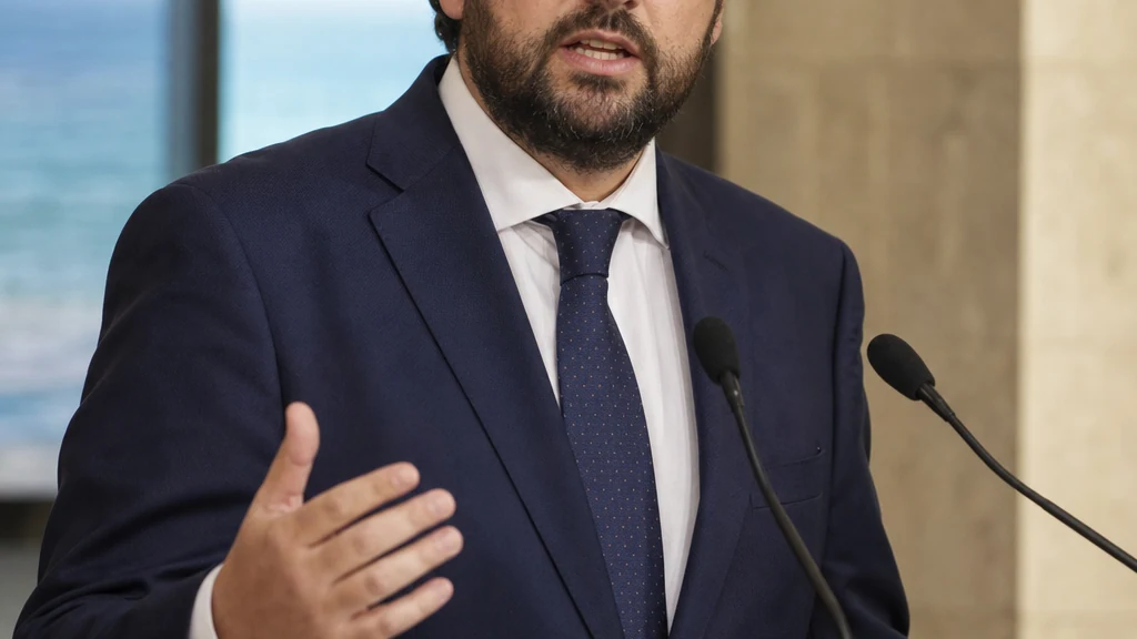 Fernando López Miras durante una intervención pública sobre las alertas policiales y la vi