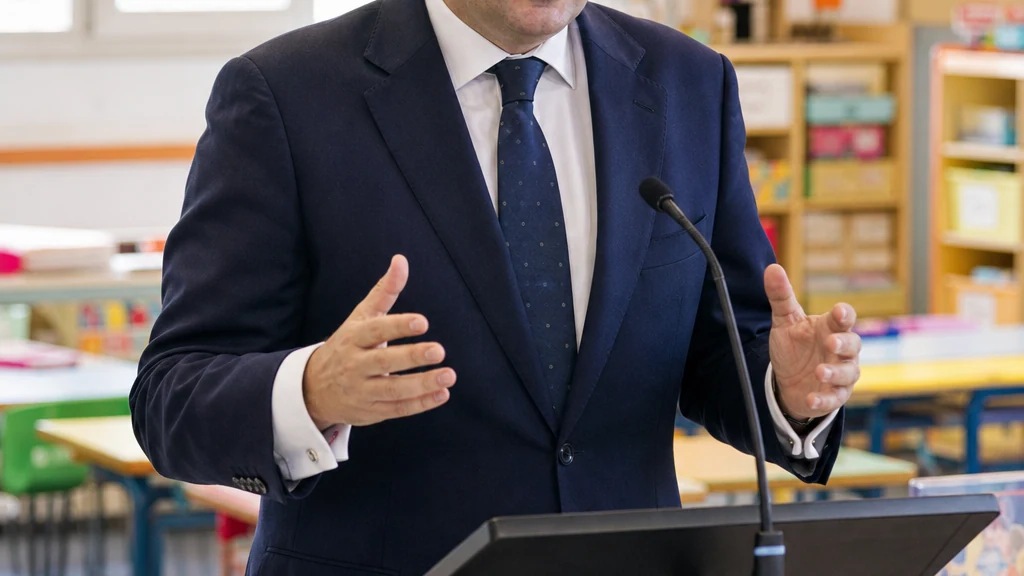 Fernando López Miras durante el anuncio del Plan ClimaTIZA para centros educativos de la R