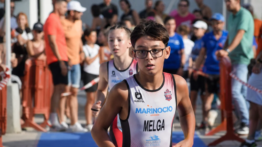 Jóvenes participantes durante el III Acuatlón Villa de Alguazas en el Polideportivo Munici