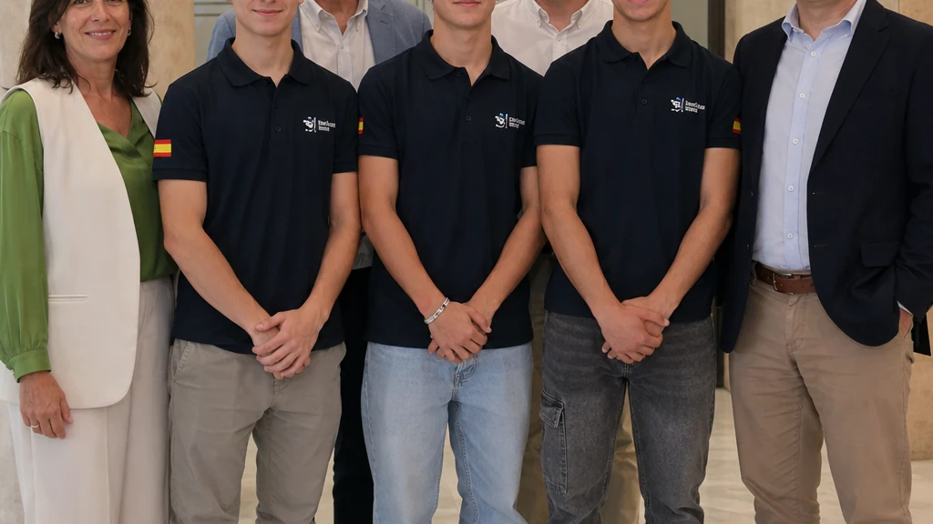 David Iniesta, Juan García y Noel Contreras junto a sus docentes antes de las WorldSkills 