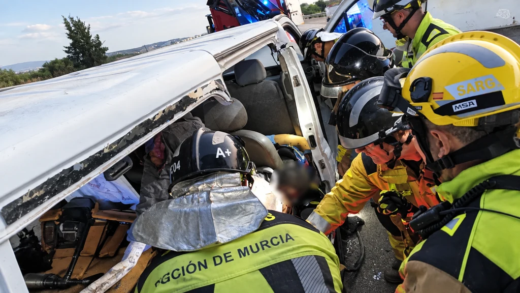 Agentes de tráfico realizan un control de vehículos en una carretera de la Región de Murci