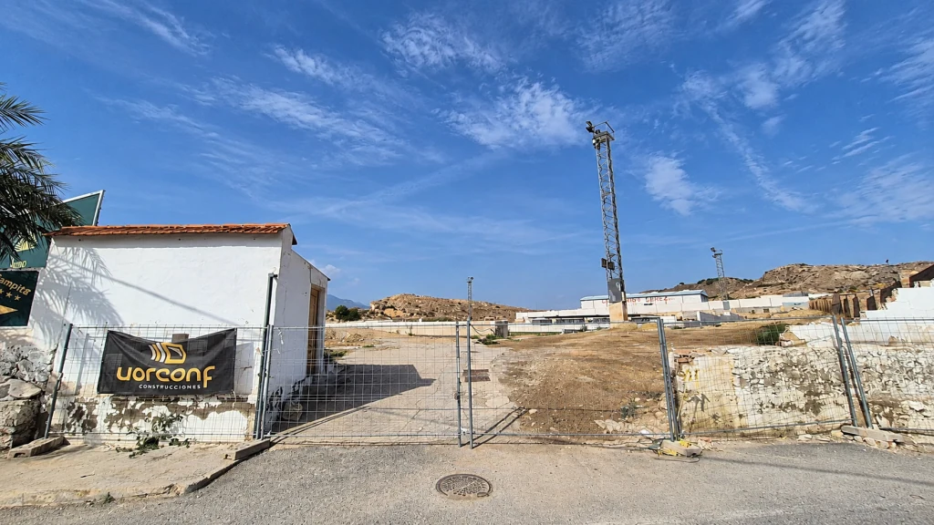Vista de los accesos al campo de fútbol municipal Las Colonias, cortados por las obras. J.