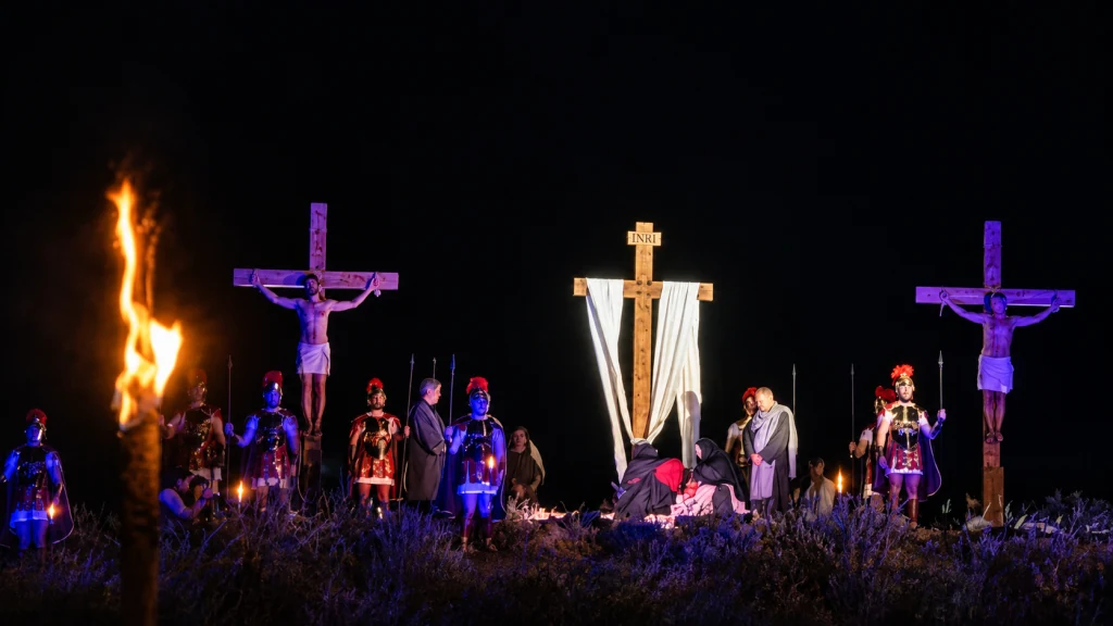 La representación del Vía Crucis de Torrealta recorre cada Miércoles Santo las calles de l