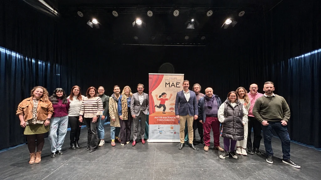 Representantes del programa MAE-Teatro Victoria posan en el escenario del teatro.