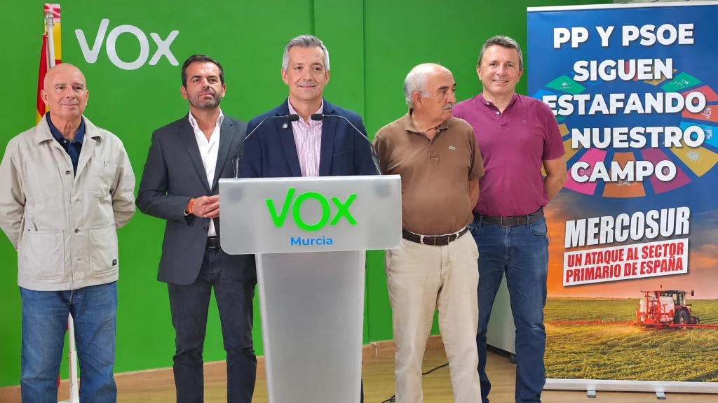 José Manuel Pancorbo reunido con los diputados de Vox en la Asamblea Regional