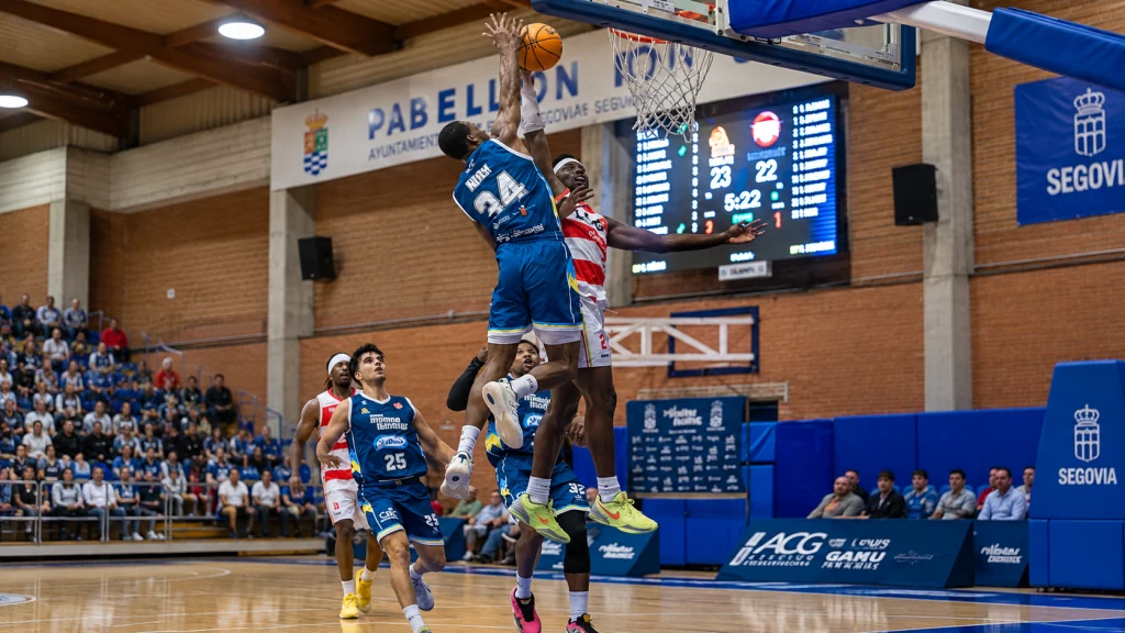 Un jugador del Ciudad Molina Basket intenta anotar durante el encuentro ante Logrobasket e