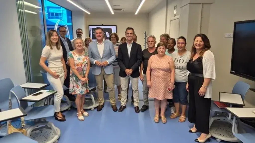 Grupo de participantes y responsables en un aula del Centro Nube de Molina de Segura.