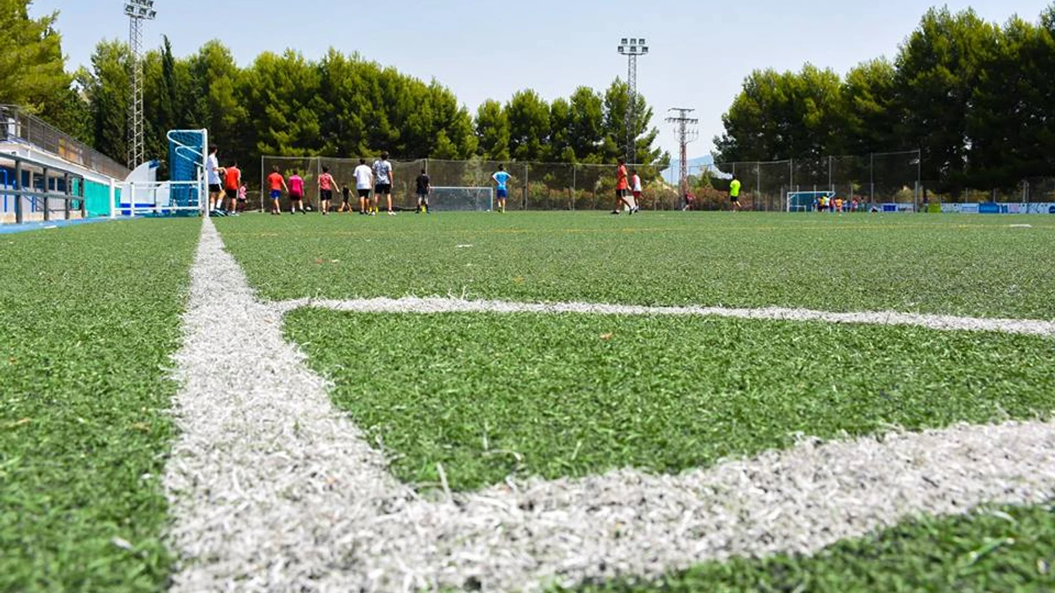 Campo de fútbol municipal de Archena con jugadores durante un entrenamiento