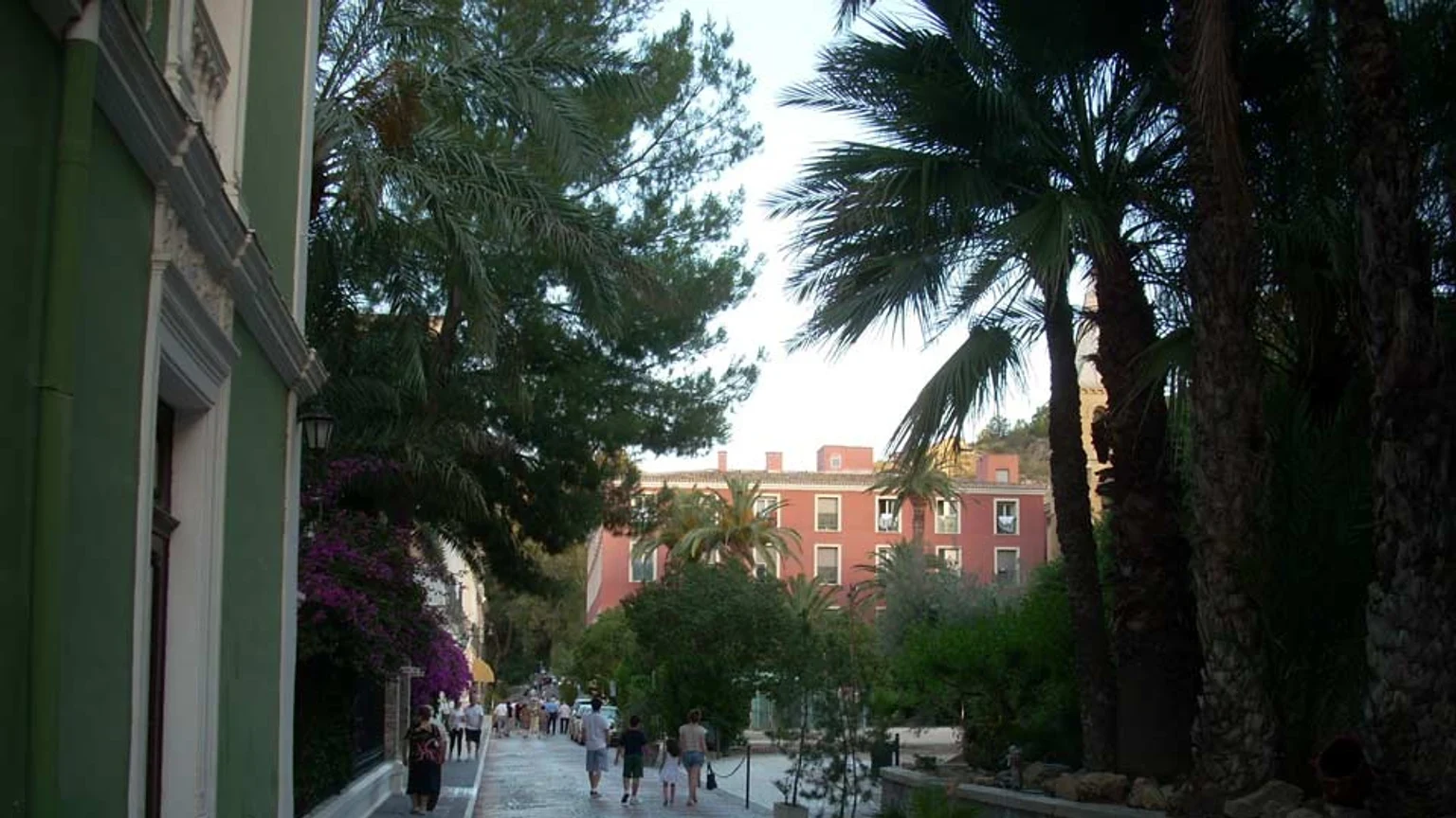 Paseo arbolado y edificios del Balneario de Archena
