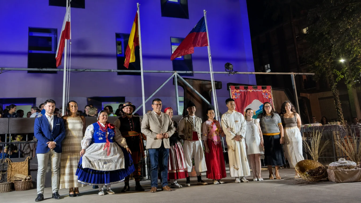 Grupos de folclore internacional en una recepción cultural en Cieza