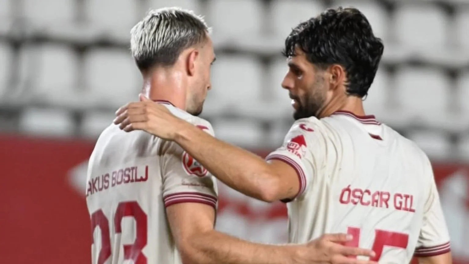 Jugador del Real Murcia celebra un gol en La Condomina