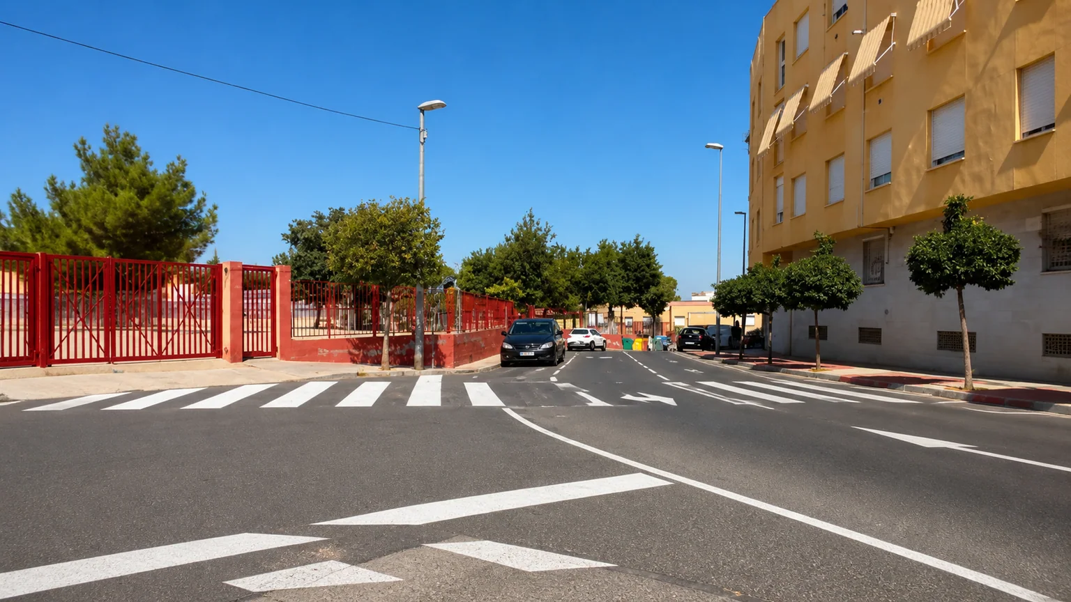 Operarios repintan marcas viales cerca de un colegio público en Murcia