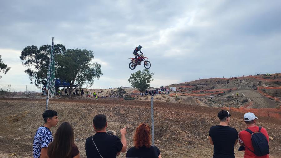 Un piloto salta ante el público durante el Motocross Fiestas de Molina en el Circuito de Los Conejos.