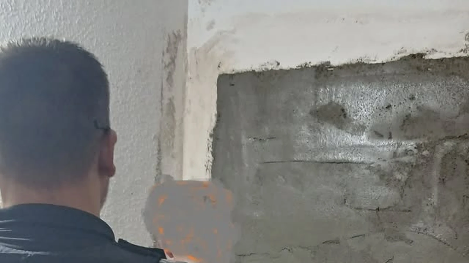 Agente de Policía Local ante la entrada de una vivienda en Alguazas