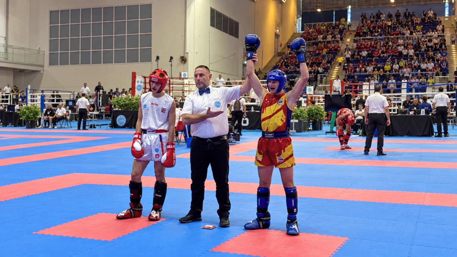 Antonio Pinto Bueno celebra con el brazo en alto su victoria en el Mundial WAKO Youth 2026