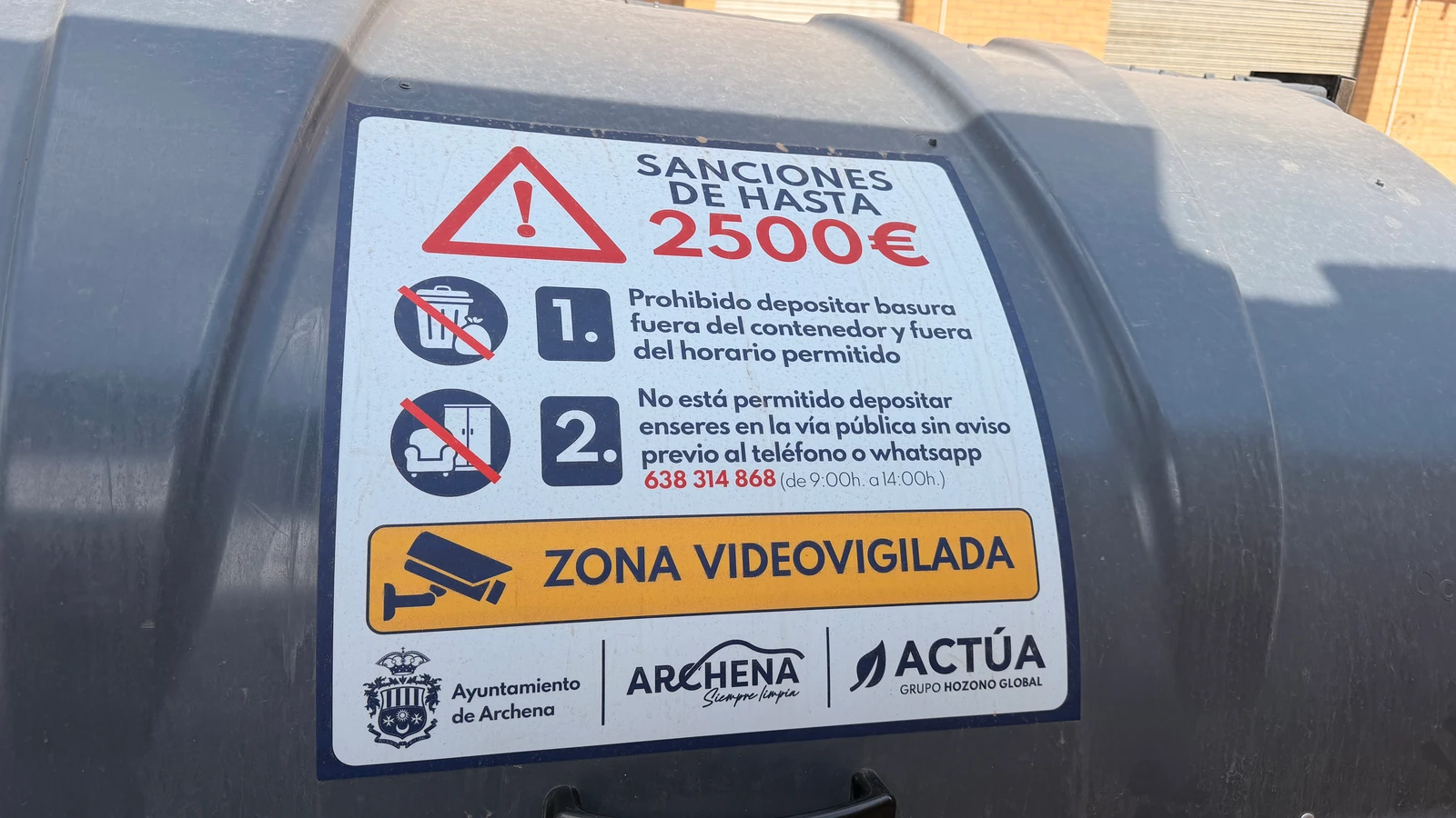 Contenedor de residuos de Archena con aviso de horario y sanciones