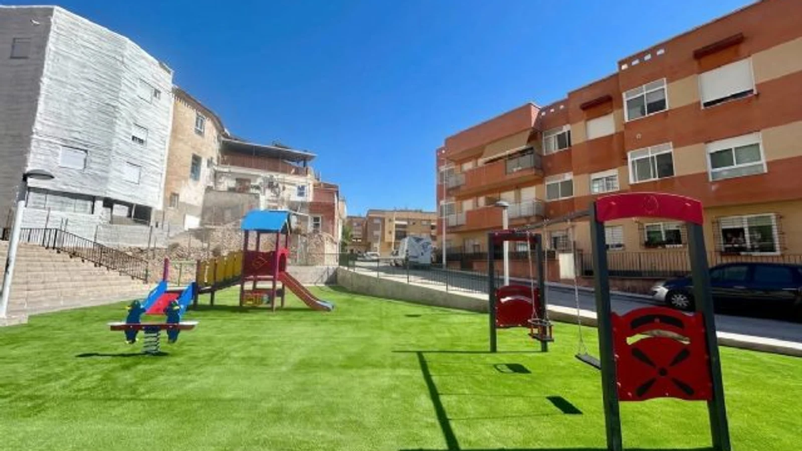 Parque renovado en Blanca junto a las calles Emilio Soler Torrano y Teresa de Calcuta