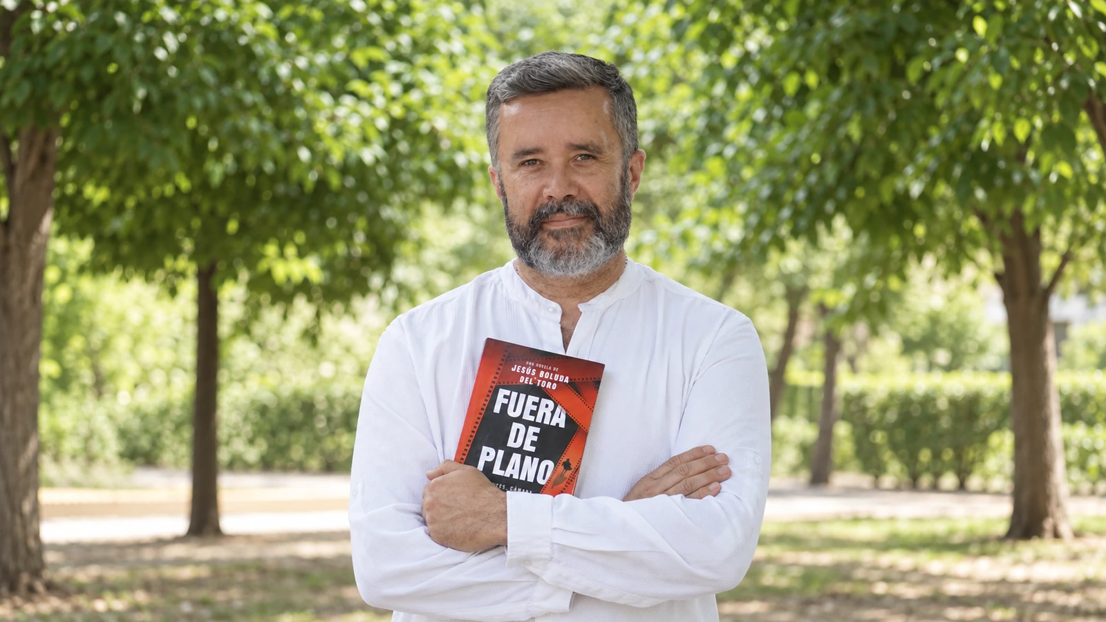 Jesús Boluda del Toro sostiene un ejemplar de su novela Fuera de plano