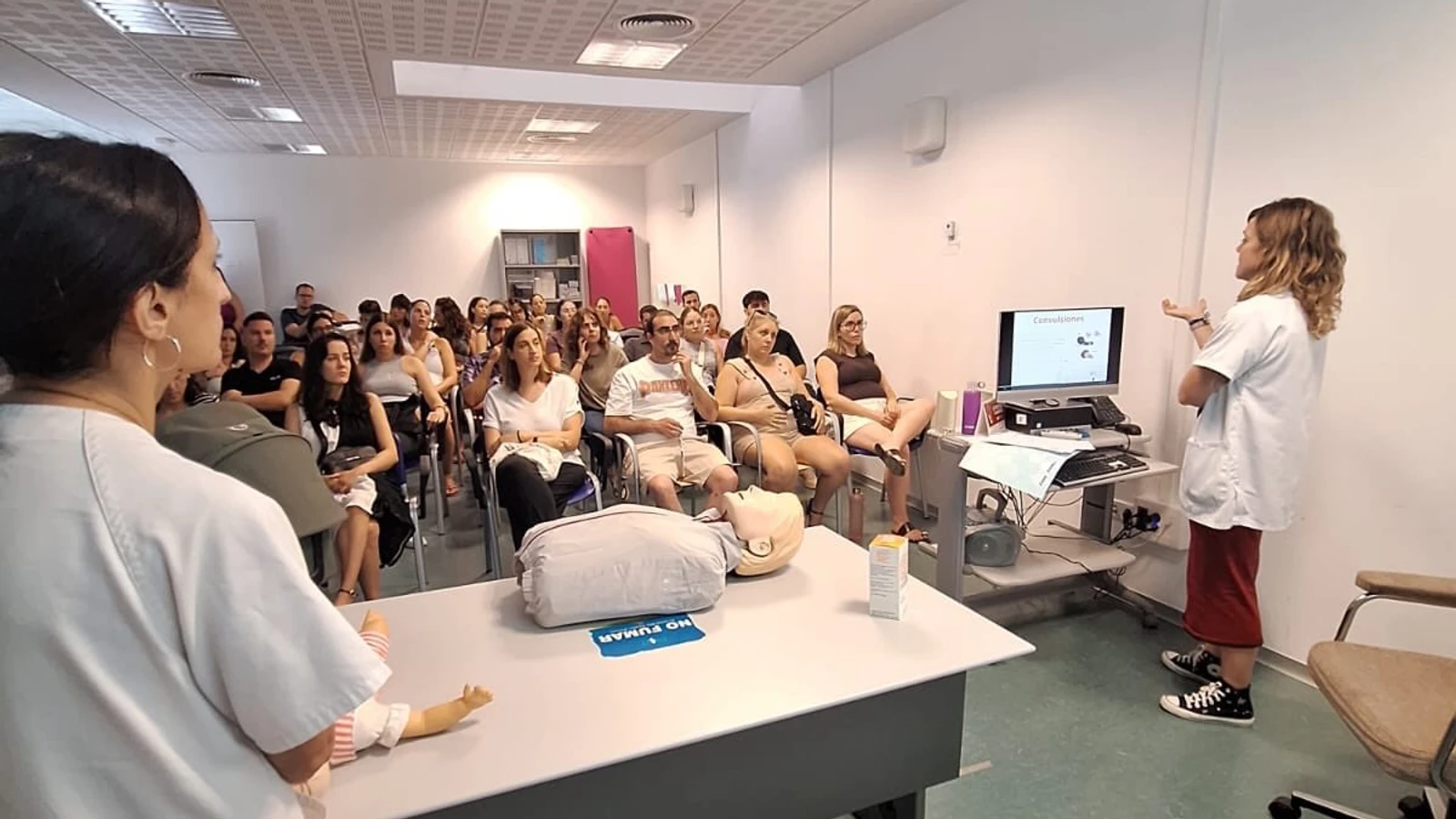 Familias y enfermeras durante el taller de primeros auxilios del Centro de Salud de Archena