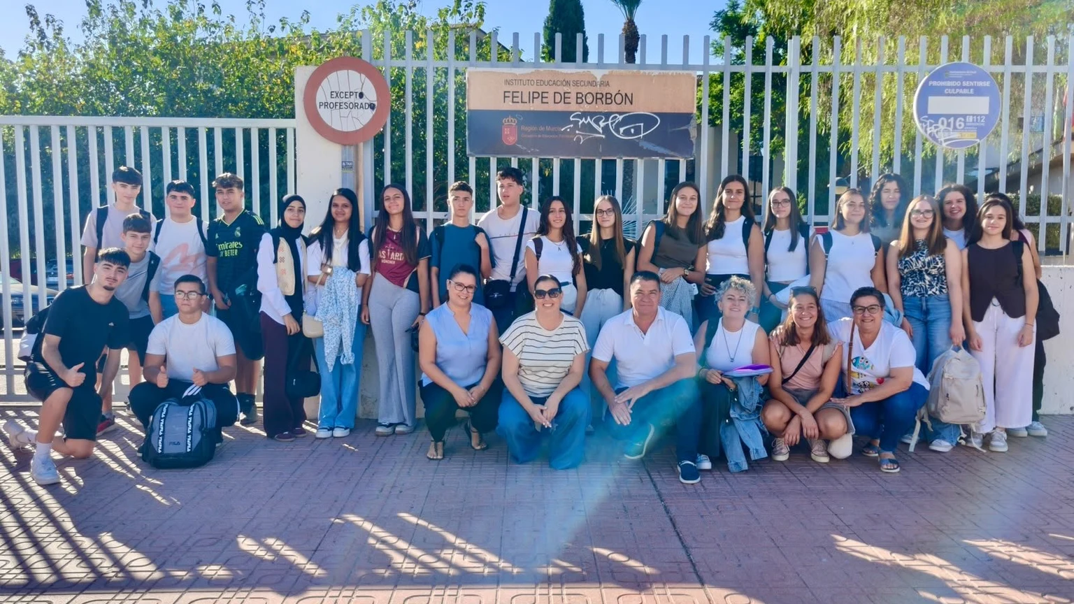 Alumnos del IES Felipe de Borbón de Ceutí ante la entrada del centro antes de viajar a Francia
