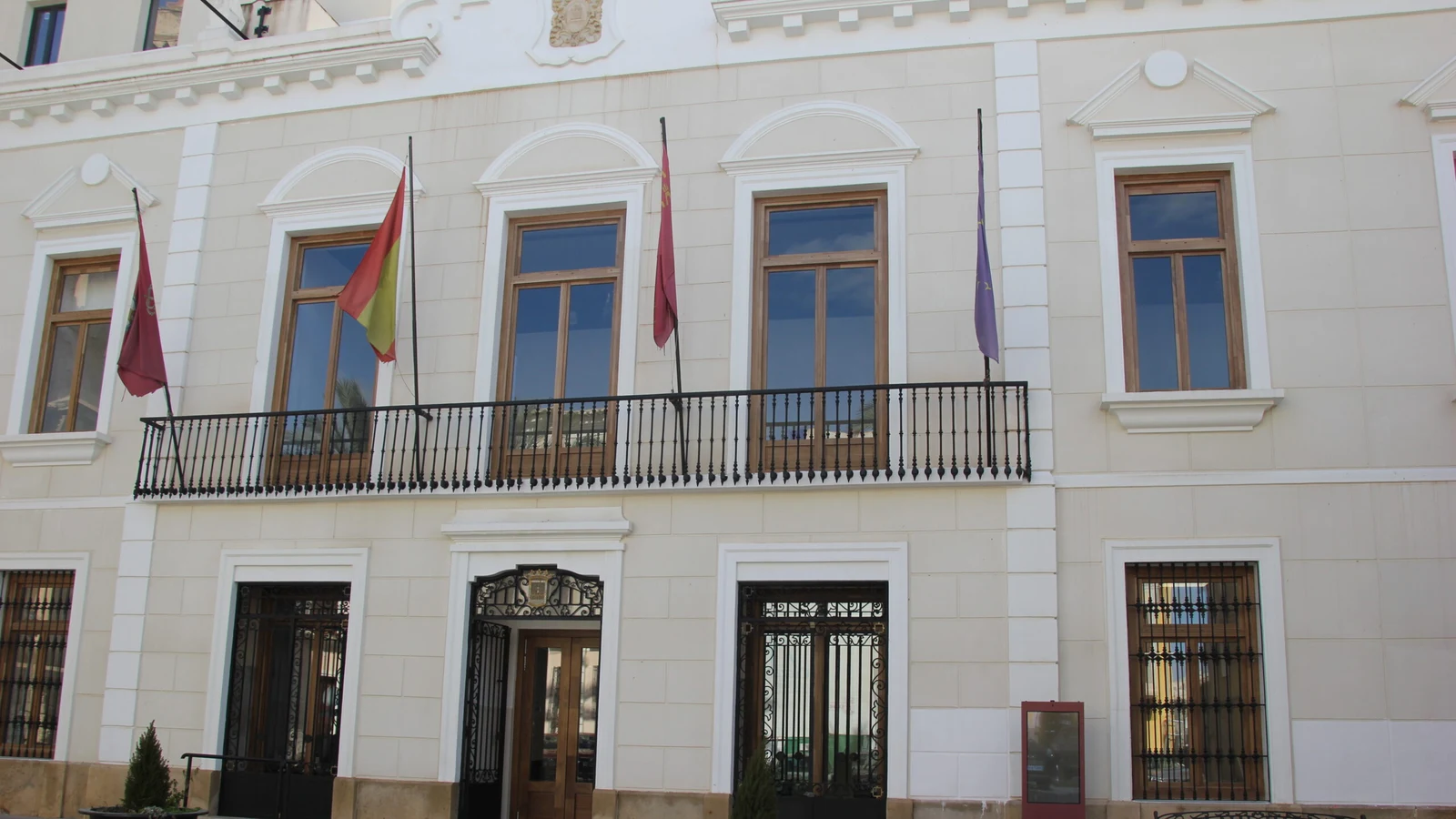 Fachada del Ayuntamiento de Cieza, donde se solicitarán las citas para renovar el DNI y el pasaporte