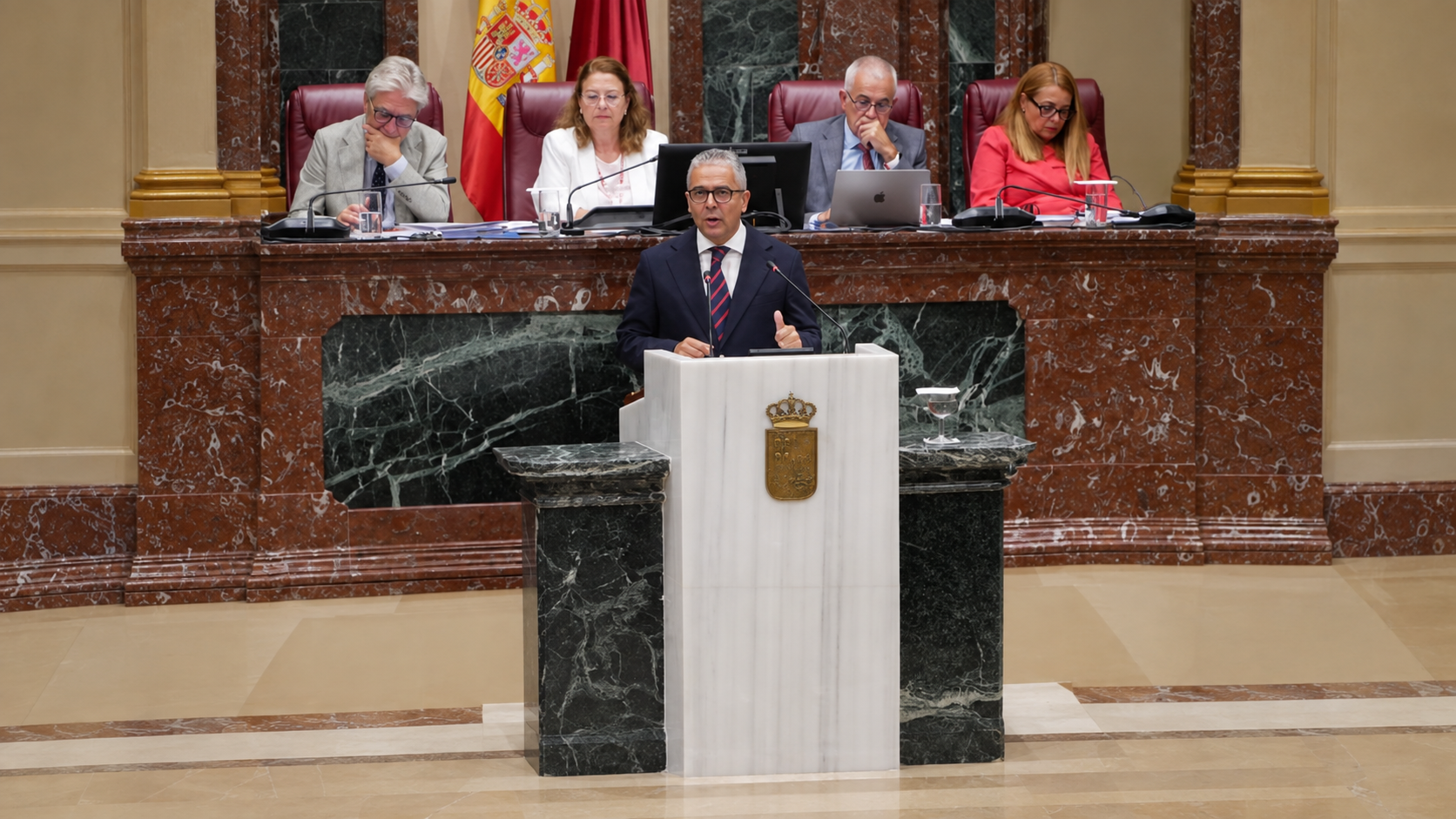 Jesús Cano en la Asamblea Regional. Imagen distribuida por el PP, con encuadre ampliado mediante IA.