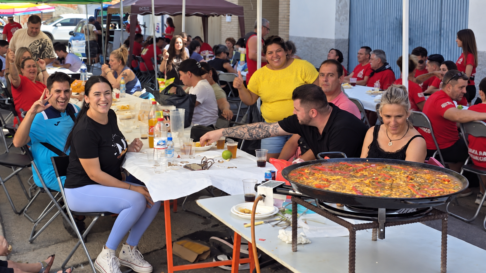Comida vecinal de las fiestas de La Media Legua. Foto municipal, con encuadre adaptado mediante IA.