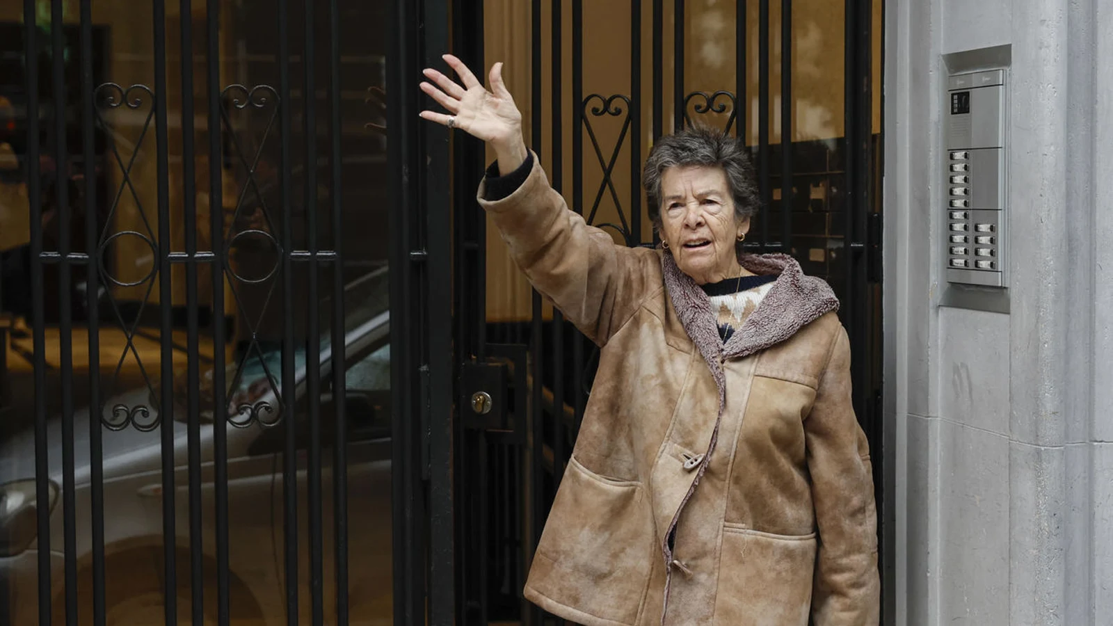 Maricarmen saluda ante el portal de la vivienda de Madrid en la que vivió durante 71 años
