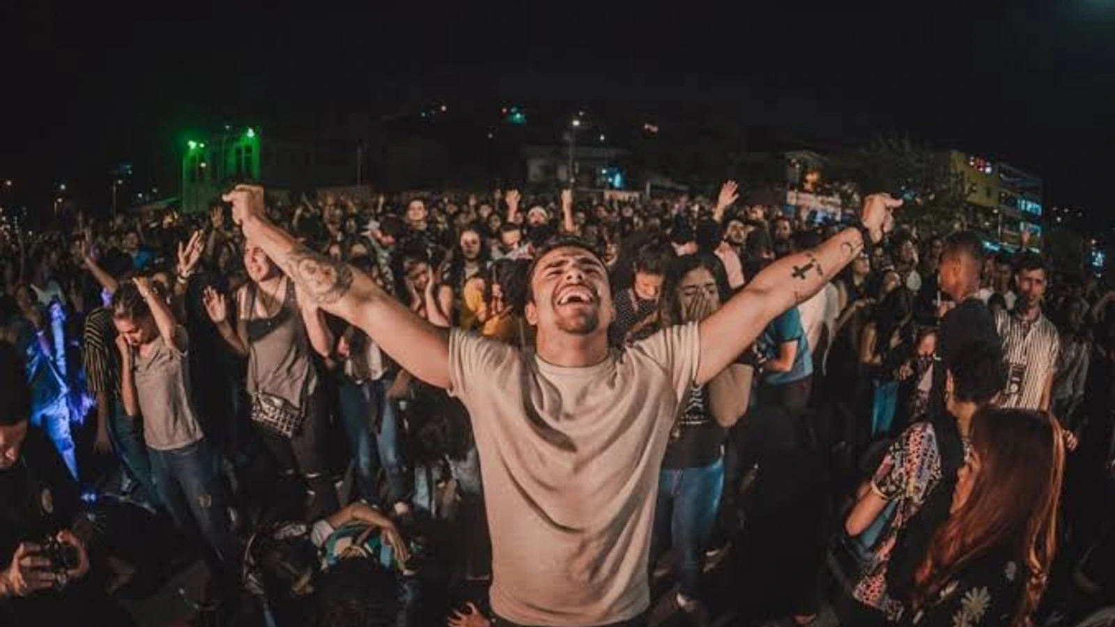 João Paulo abre los brazos ante una multitud reunida por el movimiento Céu na Terra en Brasilia