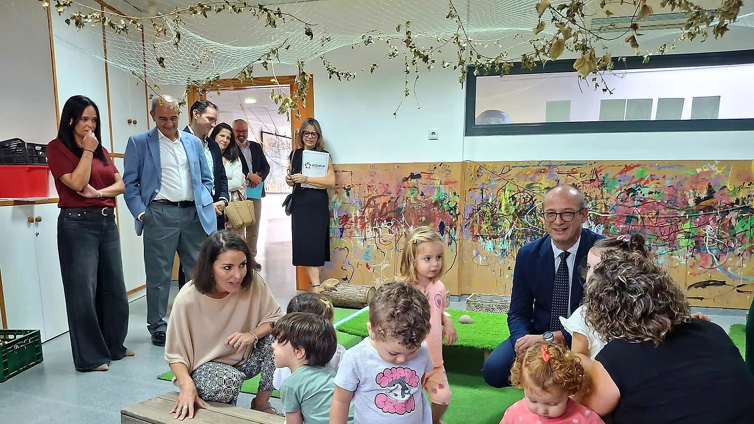 Niños de 0 a 3 años en una escuela infantil de la Región de Murcia durante una visita institucional