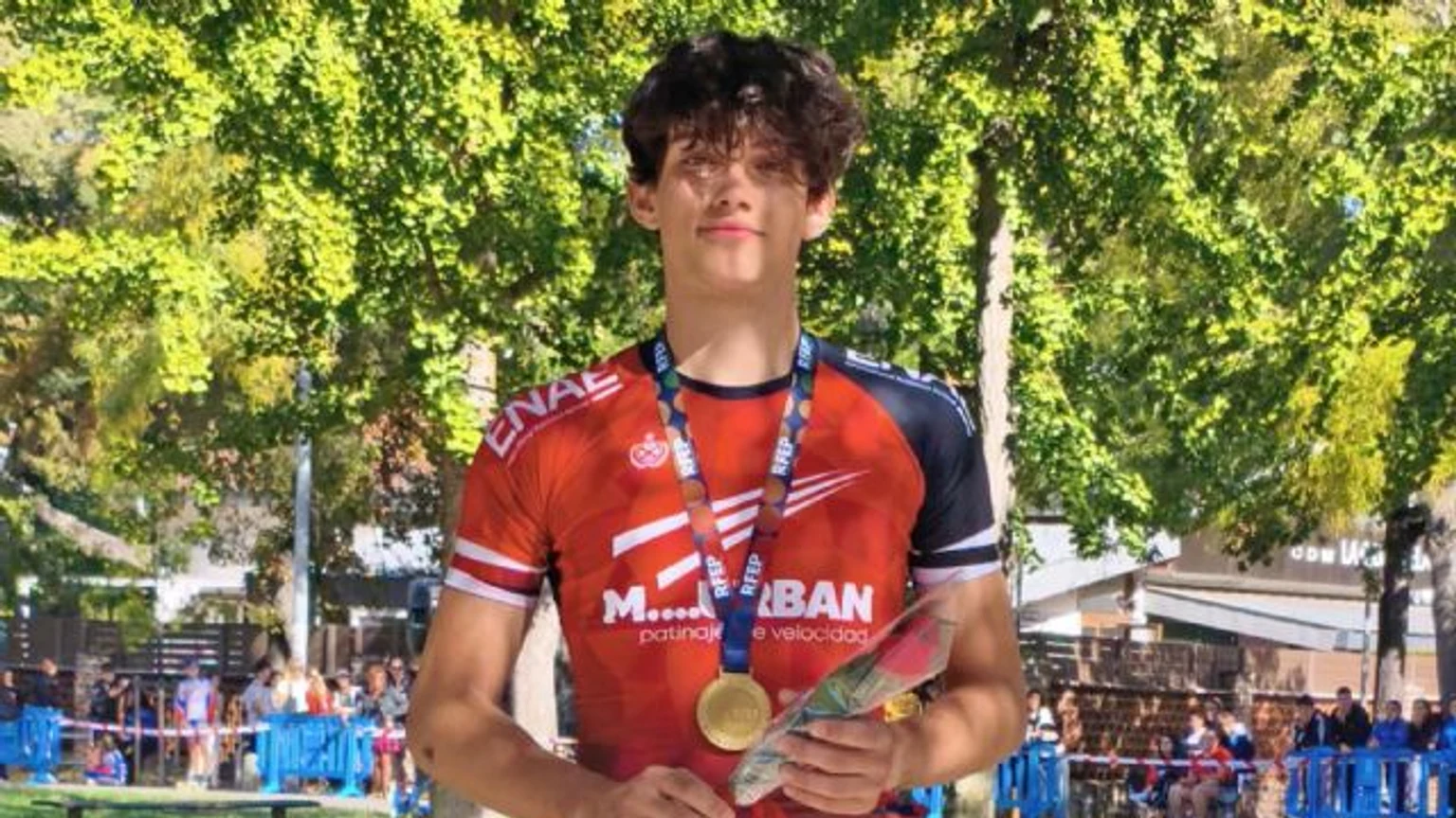 Pablo González posa con una medalla de oro tras competir en patinaje de velocidad