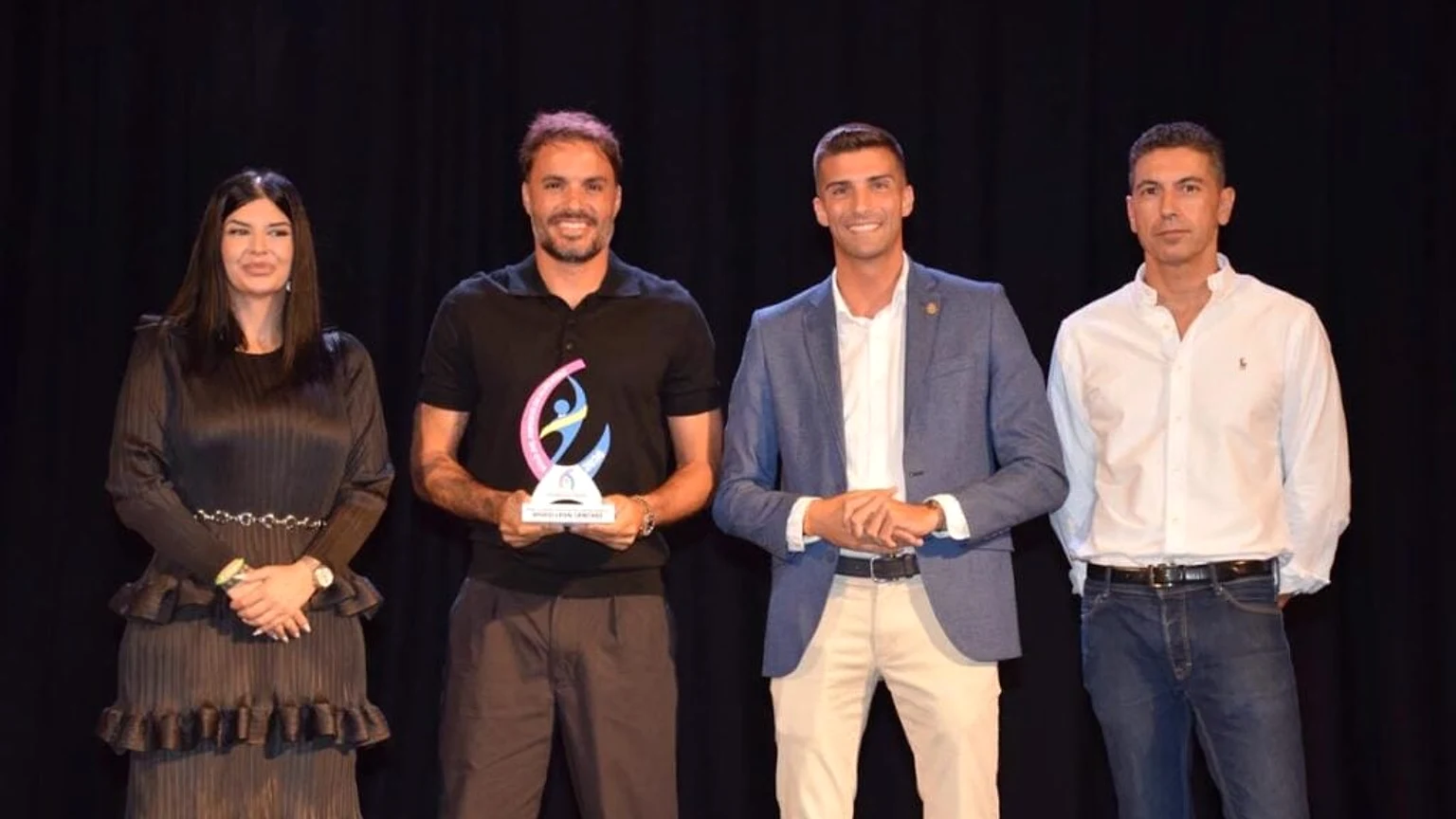 Pedro León Sánchez posa con su reconocimiento en la Gala del Deporte de Alguazas, junto a otros asistentes