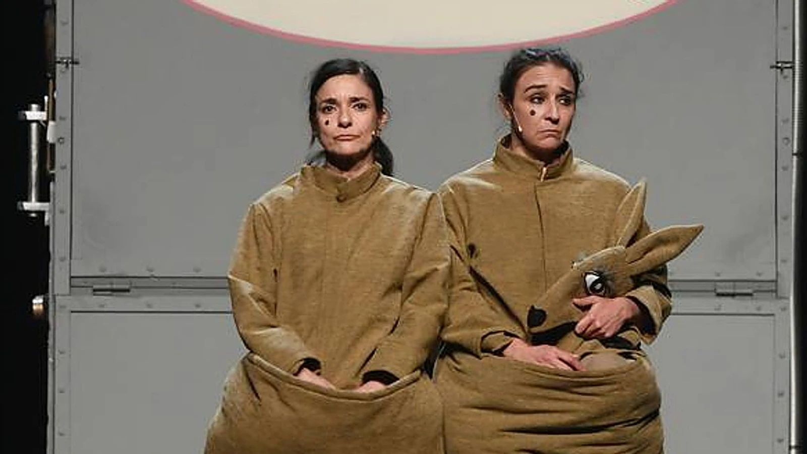 Dos intérpretes durante una representación teatral finalista de los Premios Azahar