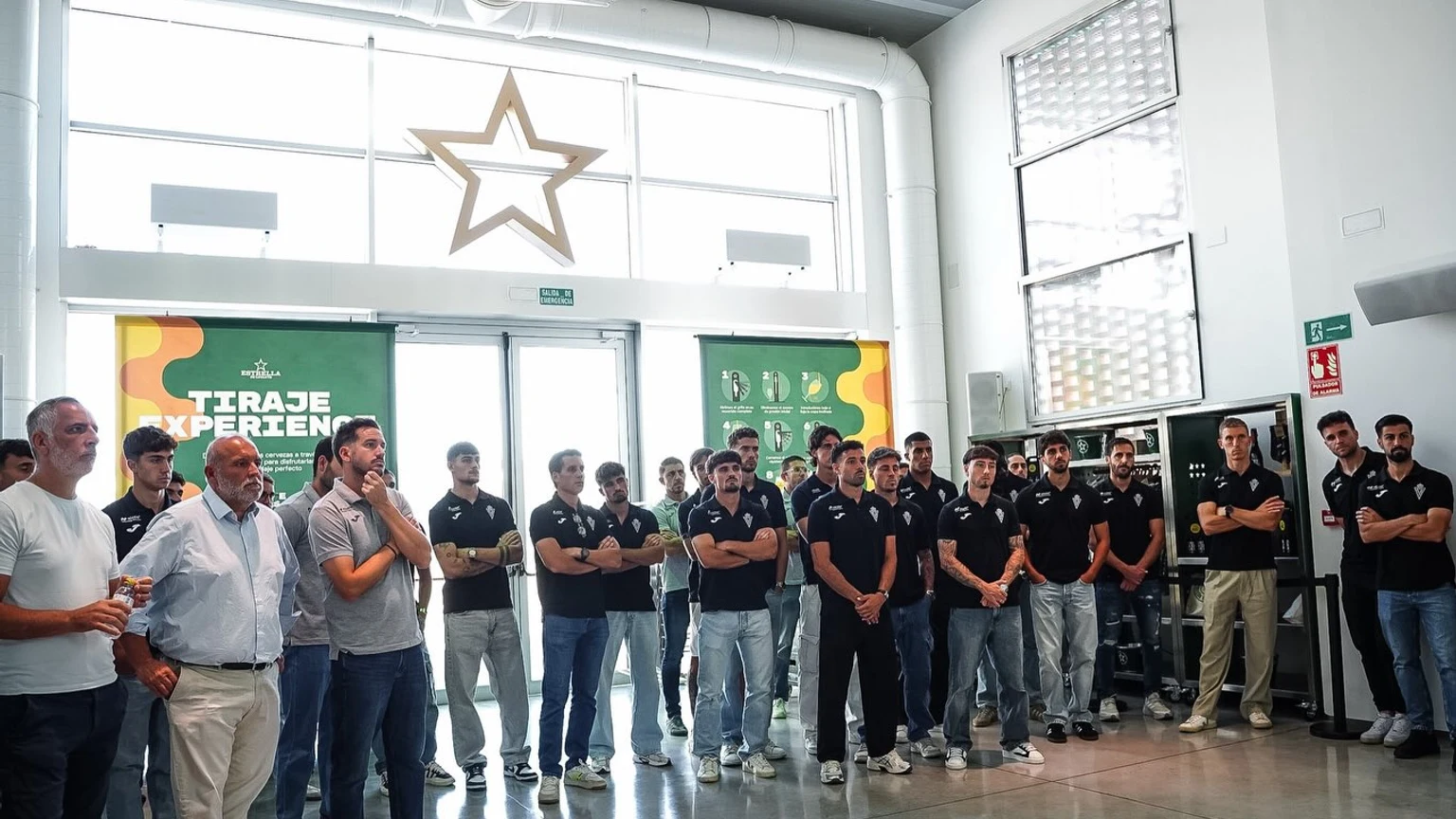 Plantilla del Real Murcia durante una visita a la fábrica de Estrella de Levante