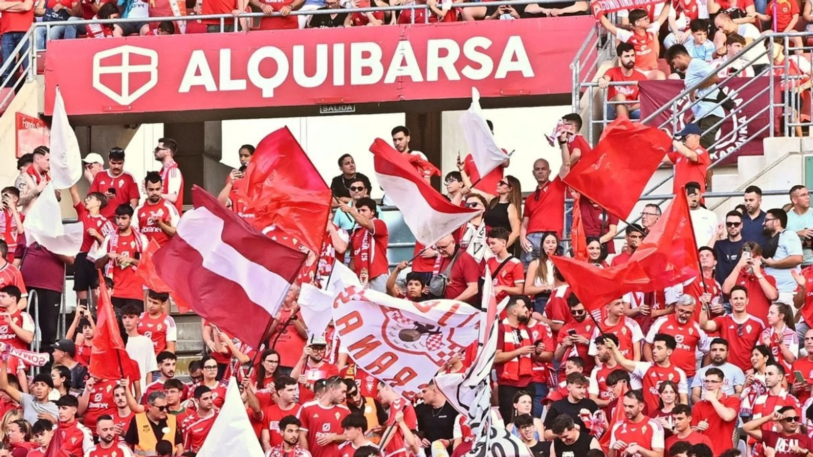 Aficionados del Real Murcia con banderas en las gradas del estadio Enrique Roca