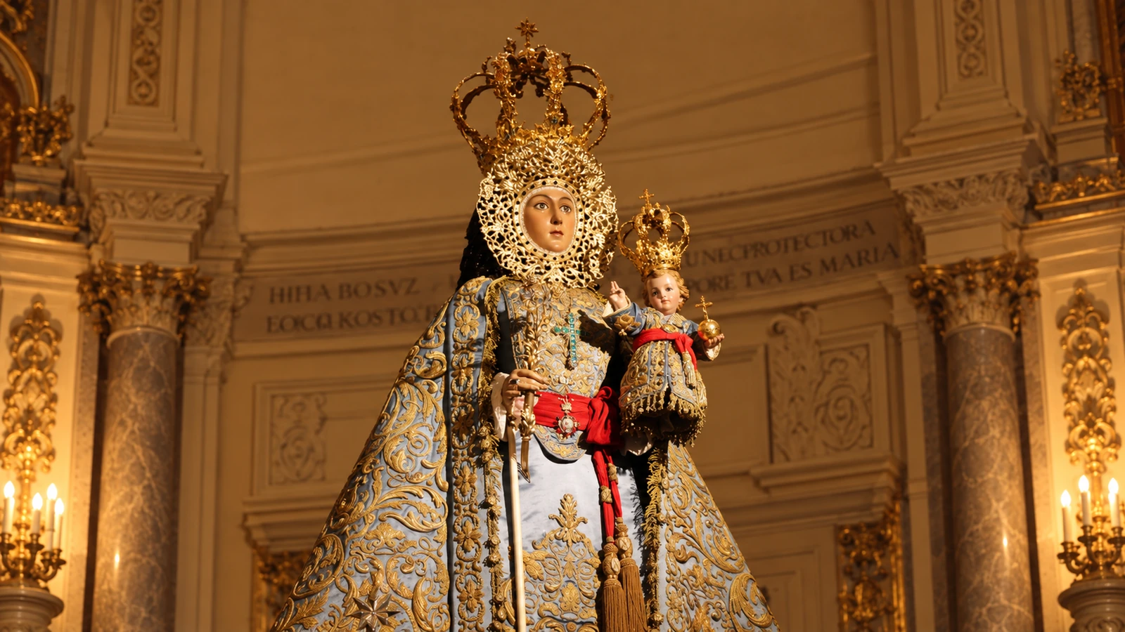 Virgen de la Fuensanta con el Niño en el interior de un templo