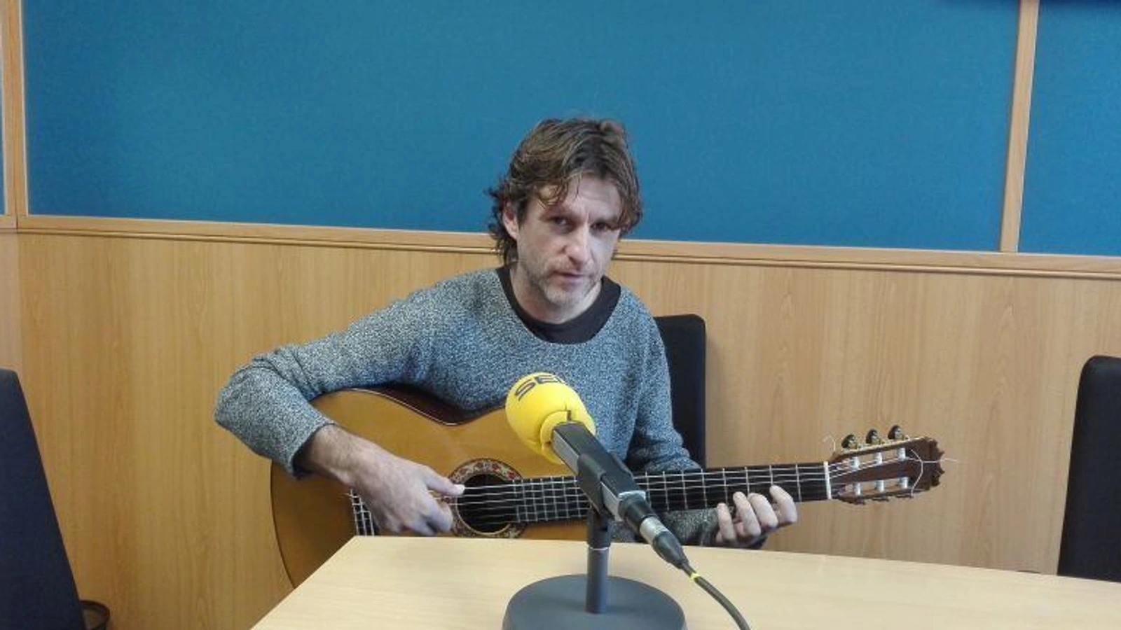 José Antonio Aarnoutse con su guitarra en Radio Cartagena, en una imagen de archivo de 2018.