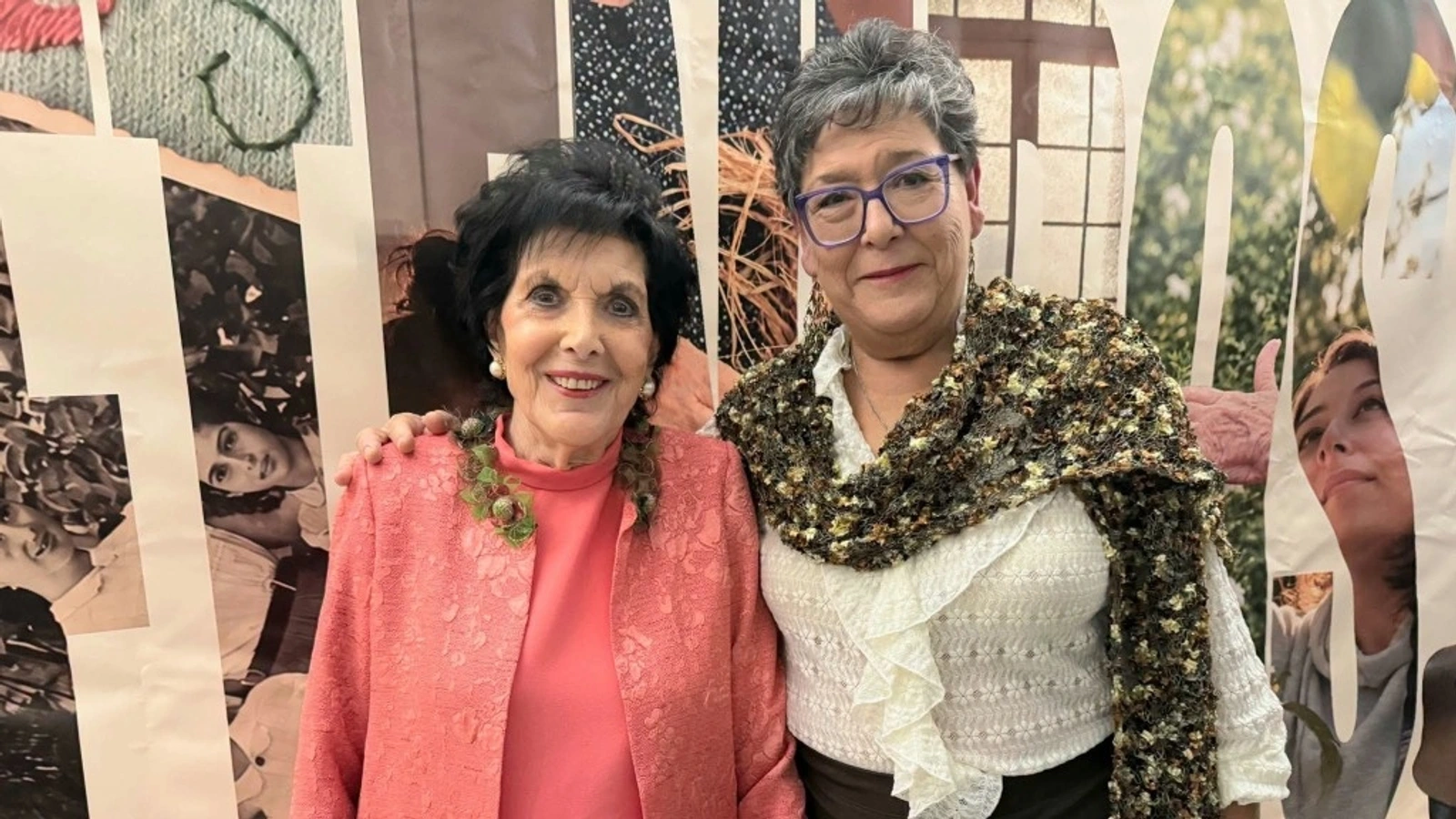 Manuela Marín, con chaqueta coral, y Victoria Molina, con gafas y chal, posan juntas ante el photocall del documental