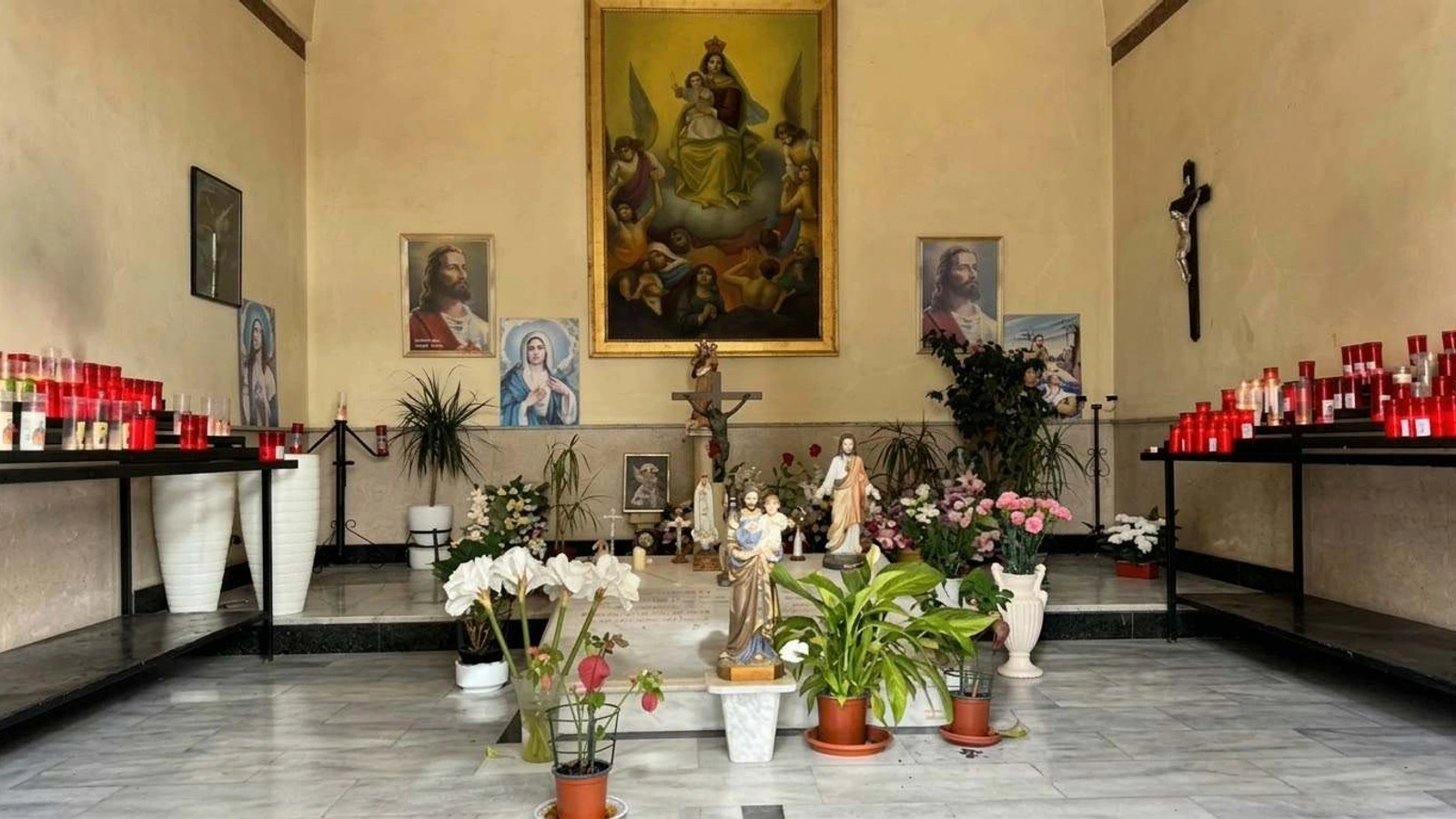 Interior de la capilla de Ánimas del Cementerio Municipal de Abarán.