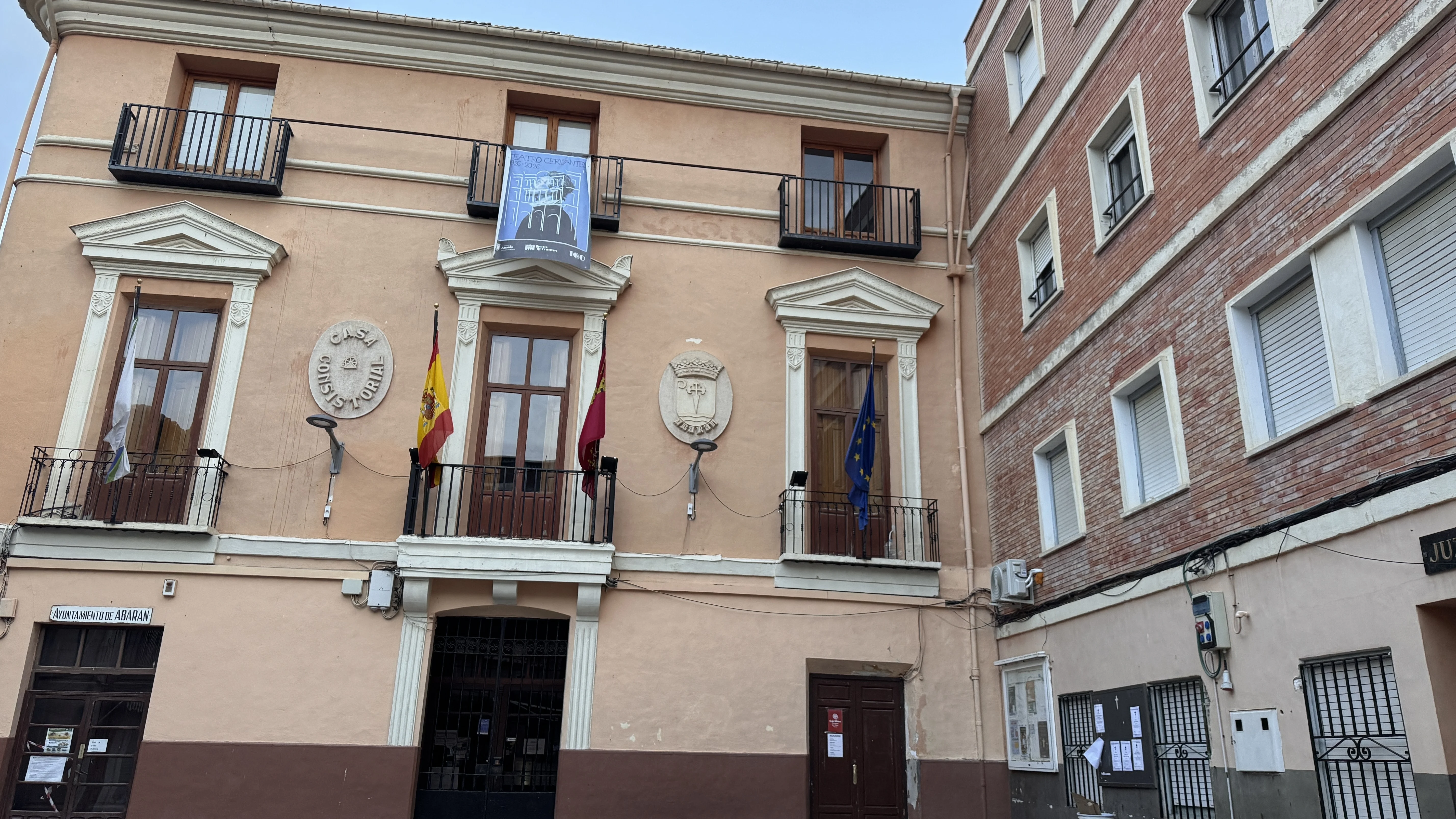 Fachada de la Casa Consistorial de Abarán, con el escudo municipal y las banderas en los balcones