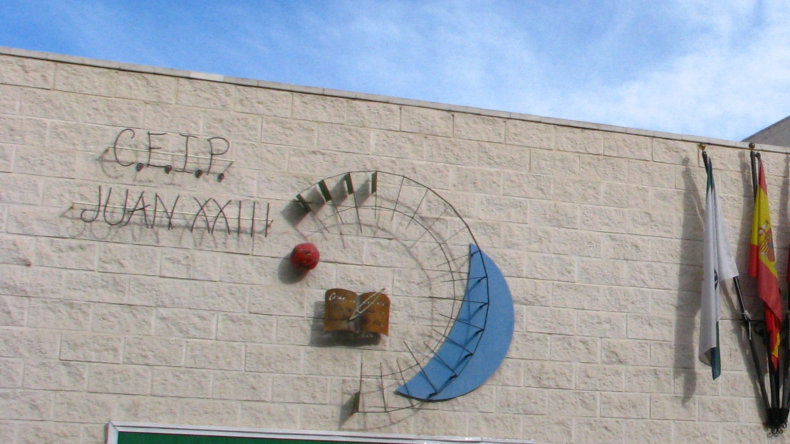 Fachada y emblema del CEIP Juan XXIII de Abarán
