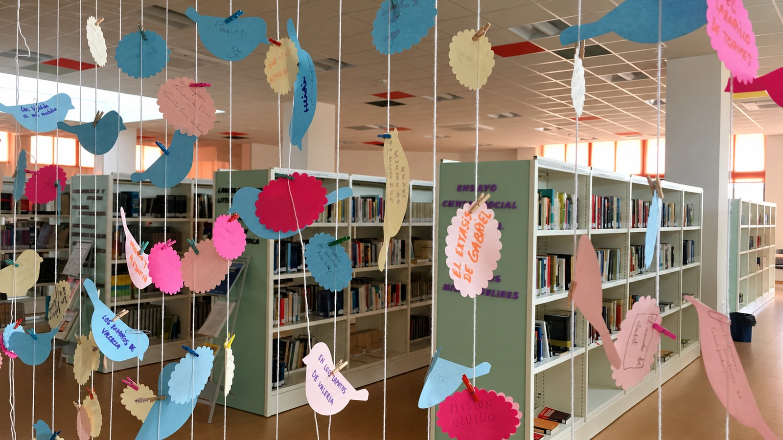 Estanterías y decoración de lectura en la Biblioteca Don José Vargas de Abarán, en una fotografía de archivo
