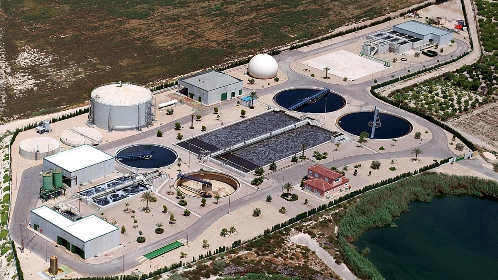 Vista aérea de la depuradora de Molina de Segura, con balsas e instalaciones de tratamiento.