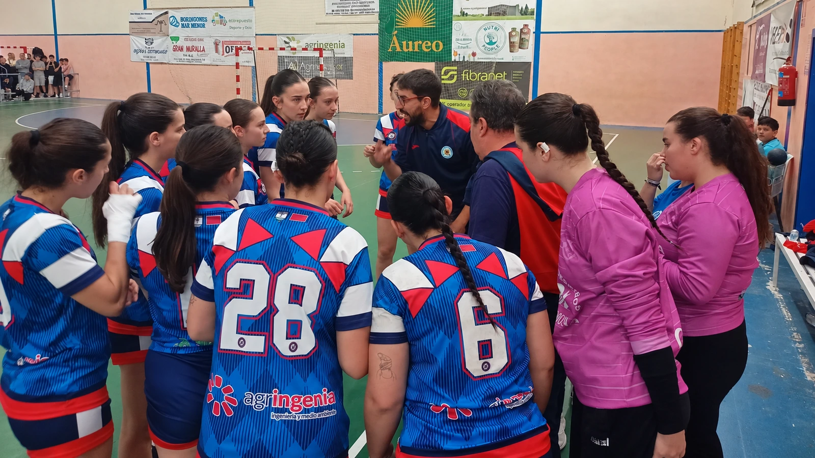 Jugadoras y técnicos de la Asociación Abaranera de Balonmano reunidos en el pabellón, en una fotografía de archivo