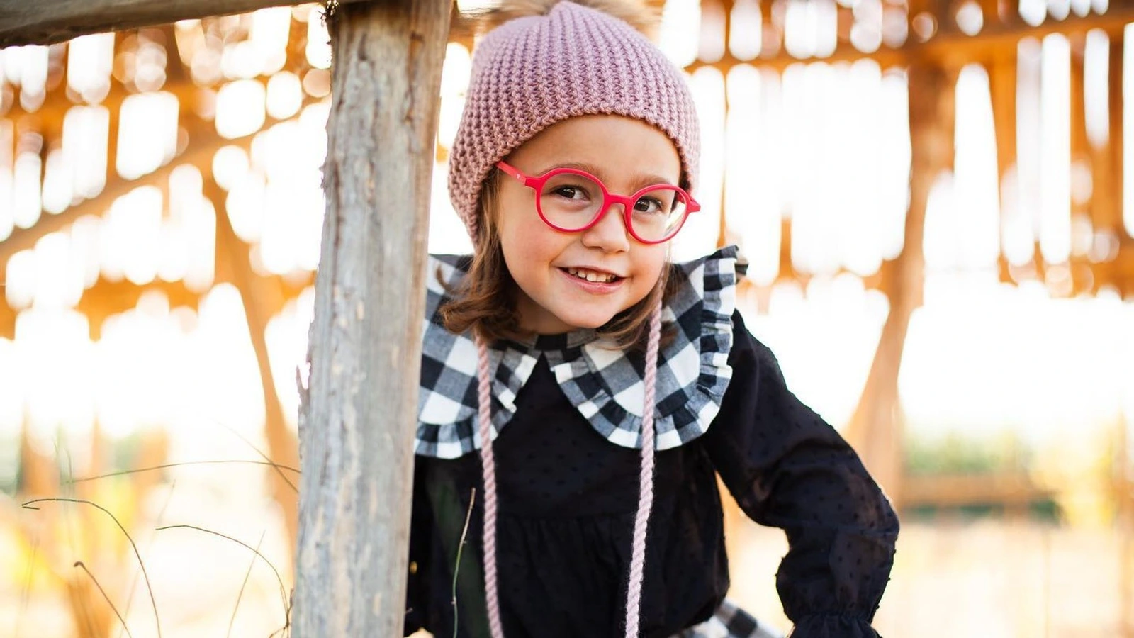 Elenita con gafas rosas y un gorro de lana en una fotografía de archivo