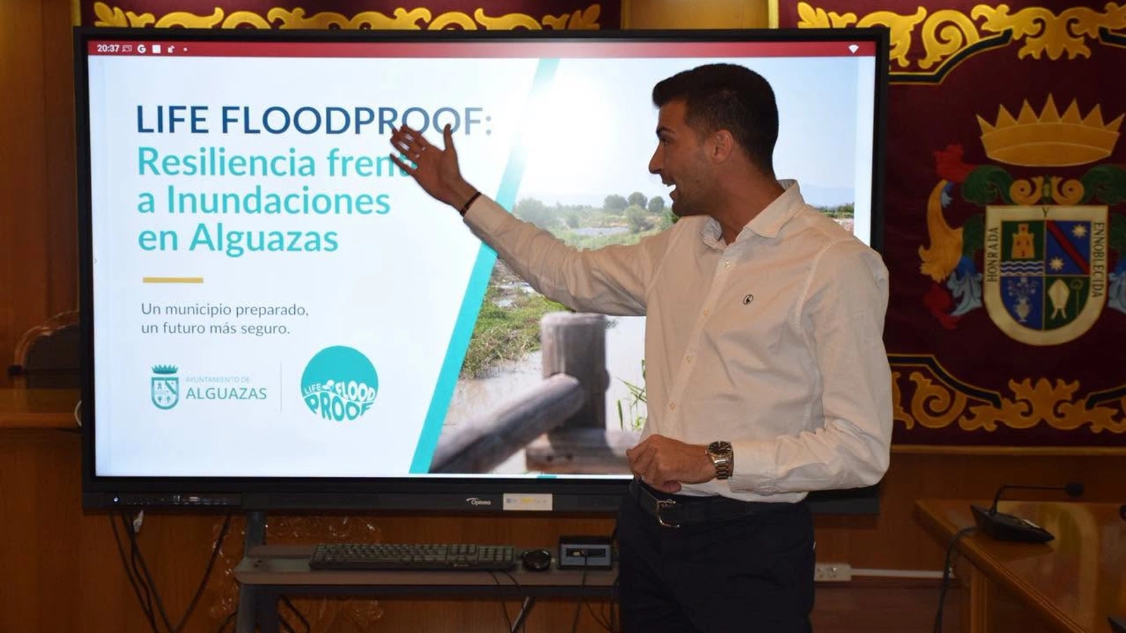 Técnico municipal explica el proyecto LIFE FloodProof durante el InfoDay celebrado en Alguazas.
