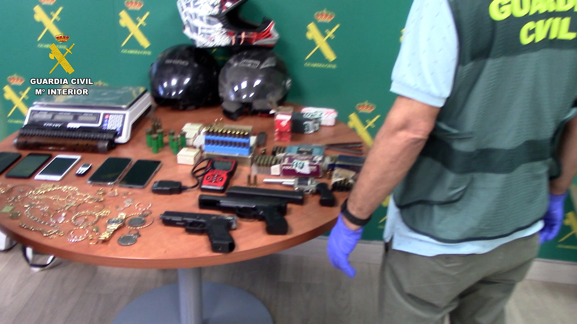 Armas de aire comprimido, munición, cascos y otros efectos intervenidos durante la operación Agon en Alguazas