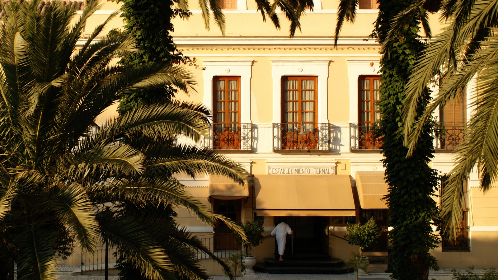 Fachada del Hotel Termas del Balneario de Archena, entre palmeras